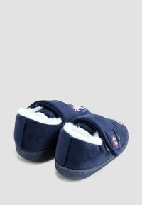Mörkblå tofflor med en mjuk, plyschig yta och vit, lurvig foder. Funktioner med velcro-stängning och färgglada broderade mönster.