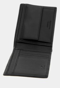 Portefeuille en cuir noir ouvert pour montrer plusieurs emplacements pour cartes, texture lisse et un petit compartiment à rabat. Présente des bords surpiqués et un logo.