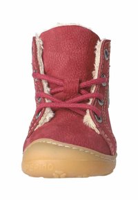 Červený kožený bot s texturovaným povrchem, béžovým umělým kožíškem uvnitř, kulatou špičkou a kulatými tkaničkami. Gumová podrážka s označením po straně.