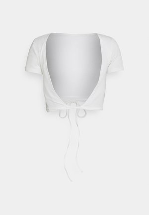 Weißes, kurzes Oberteil aus geripptem Material. Hat einen tiefen V-Ausschnitt und kurze Ärmel, mit einer Bindeschließe vorne.