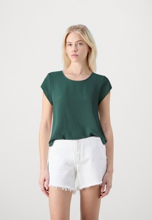 Grønn kortermet topp med rund hals, laget av mykt stoff, kombinert med hvite, slitte denimshorts. Enkelt og avslappet snitt.