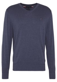 Pull en tricot bleu marine à col en V avec manches longues, doté d'un petit logo sur la poitrine et de poignets et ourlet côtelés. Tissu doux et texturé.
