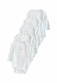 Cinq bodysuits pour bébé à manches longues en tissu blanc, ornés de divers imprimés subtils incluant des animaux et des arcs-en-ciel, avec des fermetures à pression en bas.