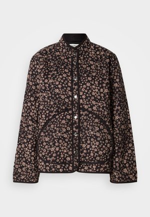 Svart quiltet jakke med små rosa blomster, trykknapper foran, rundede frontlommer og ståkrage.
