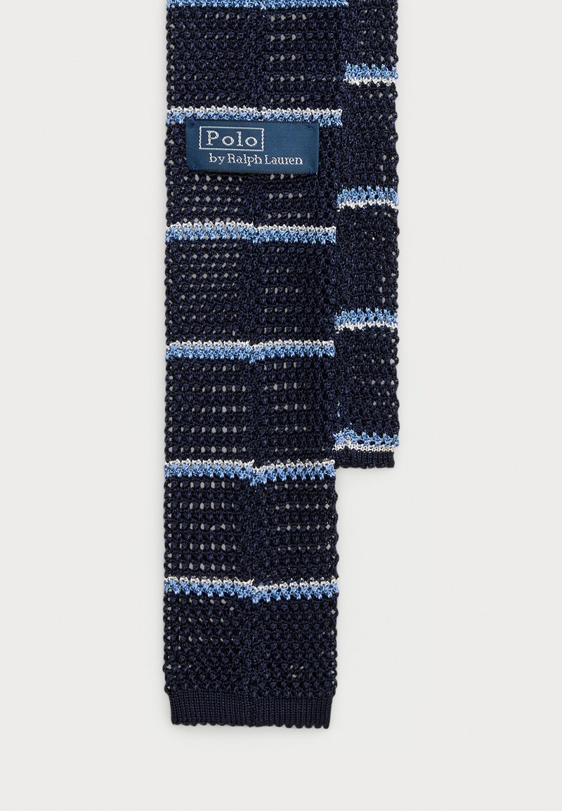 Marineblauwe gebreide stropdas met lichtblauwe en witte strepen, voorzien van een Polo by Ralph Lauren-label dat nabij de bovenkant is genaaid.
