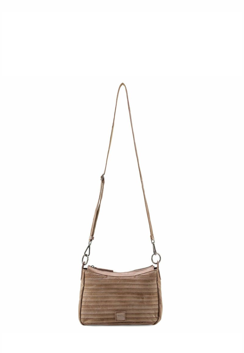 Borsa a tracolla in pelle marrone con un design a righe testurizzate, chiusura a zip, tracolla regolabile e dettagli in metallo argentato.