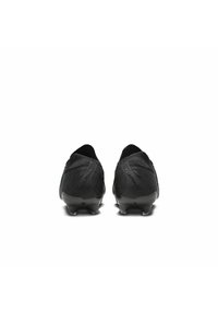 Schwarze Fußballschuhe mit einem strukturierten synthetischen Obermaterial und Gummisohle. Merkmale ein elegantes Design mit einer knöchelhohen Silhouette und minimalen Akzenten.