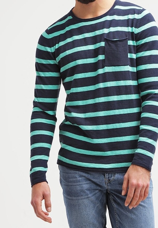 Pitkähihainen t-paita laivastonsinisillä ja vaaleanvihreillä raidoilla, jossa on rintatasku ja pyöreä pääntie, valmistettu pehmeästä puuvillasekoitteesta.