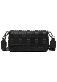 Bolso de mano negro texturizado con patrón geométrico, forma rectangular, correa ajustable y detalles en metal plateado. Material de cuero suave.