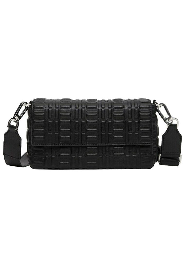 Bolso de mano negro texturizado con patrón geométrico, forma rectangular, correa ajustable y detalles en metal plateado. Material de cuero suave.