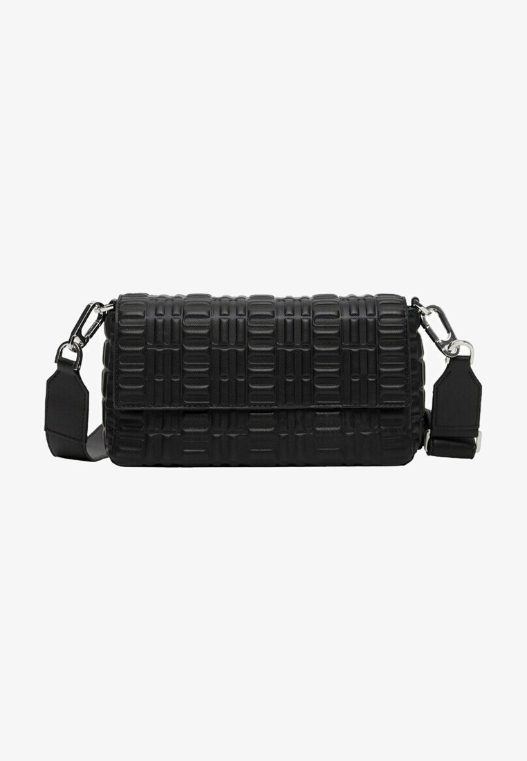 Bolso de mano negro texturizado con patrón geométrico, forma rectangular, correa ajustable y detalles en metal plateado. Material de cuero suave.