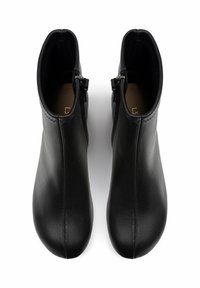 Schwarze Knöchelstiefel aus glattem Leder, mit abgerundeter Zehenpartie und Reißverschluss auf jeder Seite. Keine sichtbaren Verzierungen oder Muster.