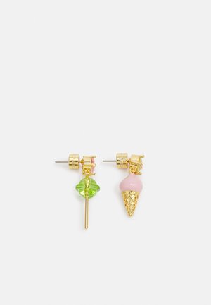Boucles d'oreilles clous en ton or avec un charme sucette feuille verte sur l'une et un charme cône de crème glacée rose sur l'autre.