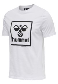 Camiseta de algodón blanca con un logo cuadrado negro que presenta un diseño estilizado de abeja y el texto "hummel" debajo, con cuello redondo y mangas cortas.
