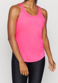 Lyserød atletisk tanktop med rund halsudskæring, tynde stropper og en tætsiddende pasform. Lavet af et glat, let stof med et logo-akkent.