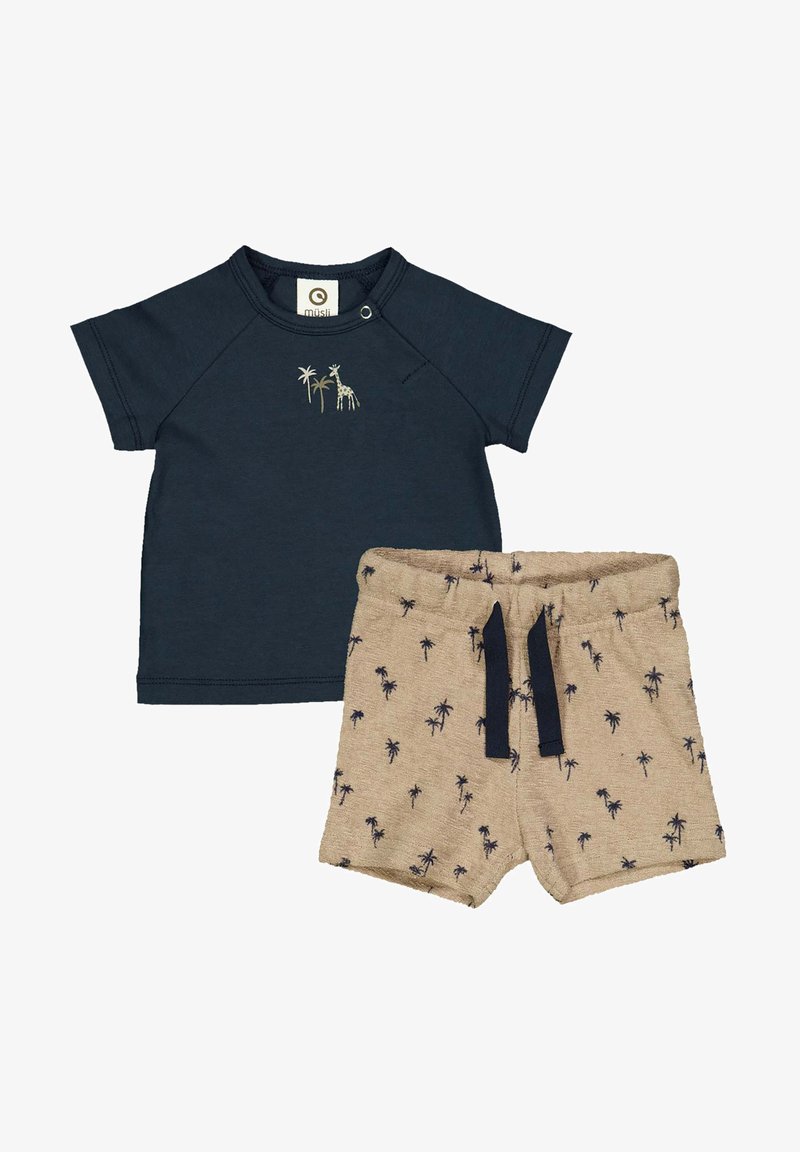 Námořnická košile s krátkým rukávem s grafikou žirafy a palmy; béžové kraťasy s námořnickým vzorem palem a elastickým pasem.