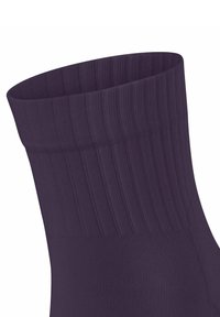 Calza alla caviglia viola a coste con un polsino spesso ed elastico per una vestibilità sicura. Il tessuto appare liscio con una leggera lucentezza.