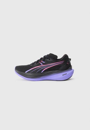 Zwarte en paarse hardloopschoen met roze en lavendelkleurige strepen, dikke paarse zool gemarkeerd met "NITRO," bekeken vanaf de zijkant.