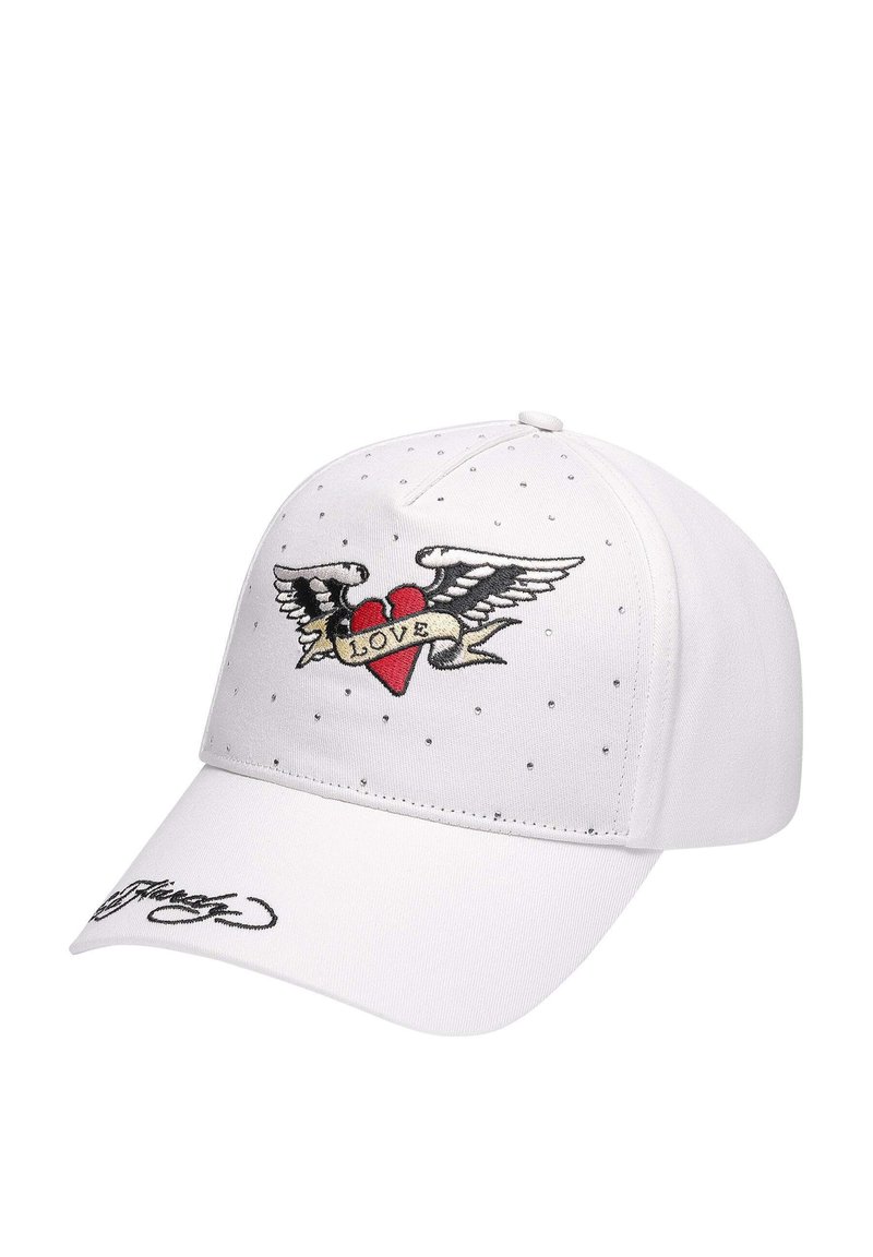 Gorra blanca con un corazón rojo bordado con alas y un banner que dice "LOVE". Rhinestones transparentes embellecen la superficie; visera curvada.