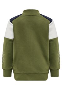 Olivově zelená mikina s vysokým golfem, kontrastními námořnickými a bílými rameny, žebrovanými manžetami a bílým logem na rukávu.
