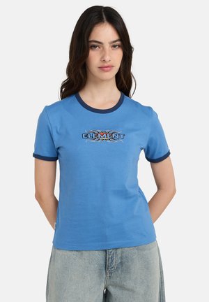 Blaues Baumwoll-T-Shirt mit rundem, dunkelblauem Kragen und Bündchen, versehen mit einem gestickten "ELEMENT"-Logo mit Flammenakzenten.