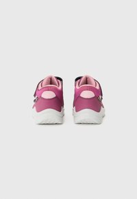Baskets de sport rose et violet avec une tige texturée, semelle blanche et sangles ajustables. Le design comprend un col rembourré pour le confort.