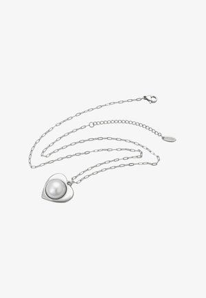 Srebrny naszyjnik łańcuszkowy z sercowym wisiorkiem z dużą, centralną, białą perłą o gładkiej powierzchni i błyszczącym wykończeniu.
