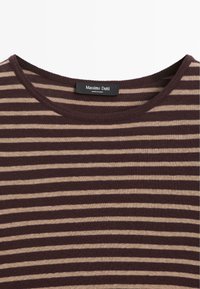 T-shirt en coton rayé marron et beige avec un col rond. Dispose d'une étiquette portant la mention "Massimo Dutti." Texture douce, rayures horizontales.