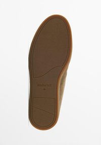 Bruine rubberen zool met een gestructureerde afwerking en het ingebosselde merkteken "Massimo Dutti." Suède bovenwerk in neutrale tint, plat ontwerp. Maat 42.