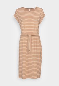 Beiges knielanges Kleid mit weißen horizontalen Streifen, kurzen Ärmeln, rundem Ausschnitt und einem passenden Gürtel, der in der Taille gebunden ist.