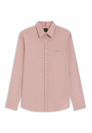 Helles rosa Langarmhemd mit strukturierter Textur, spitzem Kragen, Knopfleiste und kleinem gesticktem Logo oben links.