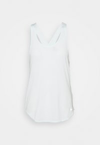 Camiseta deportiva blanca sin mangas con detalles en azul claro, que presenta un escote en forma de bote, tirantes cruzados en la parte posterior y una tela texturizada. Logo de Nike en el dobladillo.
