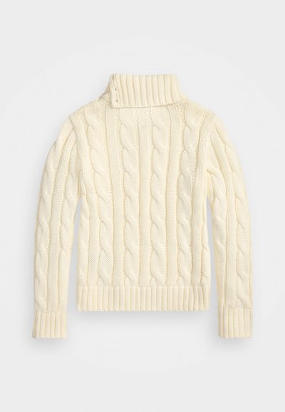 Sweater em creme com gola alta, apresentando um padrão de malha de cabos, punhos e bainha canelados. A textura é grossa e tricotada.