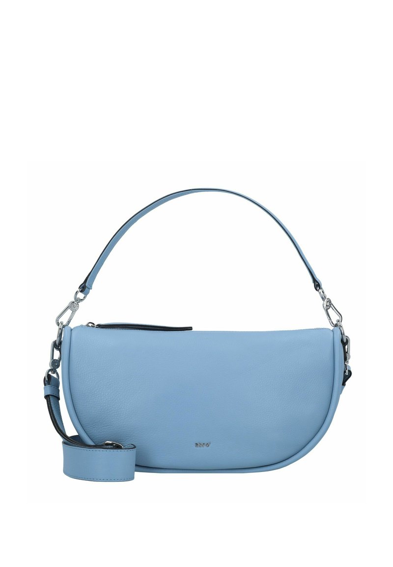 Borsa a tracolla in pelle azzurro chiaro con forma curvata, tracolla regolabile e hardware in argento. Presenta una tasca con zip sulla parte superiore.