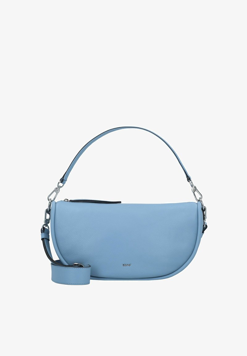 Borsa a tracolla in pelle azzurro chiaro con forma curvata, tracolla regolabile e hardware in argento. Presenta una tasca con zip sulla parte superiore.