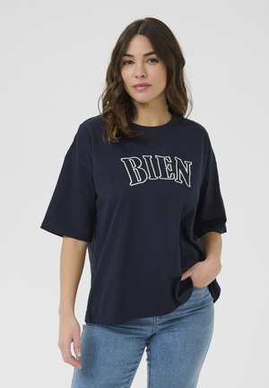 T-shirt en coton oversize bleu marine avec un col rond et des manches courtes, arborant le texte blanc "BIEN" dans une police serif en gras.
