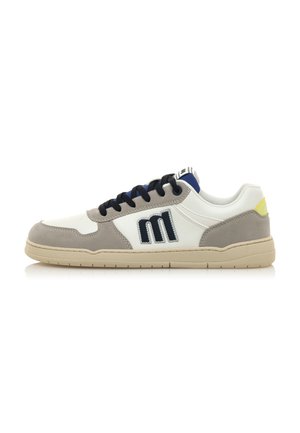 Zapatillas blancas y grises con una suela beige, cordones azules y un emblema negro. Presentan texturas de ante y cuero con un diseño moderno.
