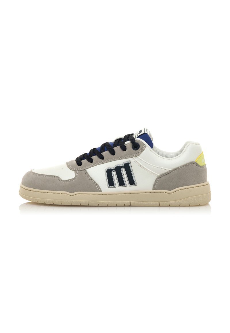 Weiße und graue Sneakers mit einer beigen Sohle, blauen Schnürsenkeln und einem schwarzen Emblem. Sie verfügen über Wildleder- und Ledertexturen mit einem modernen Design.