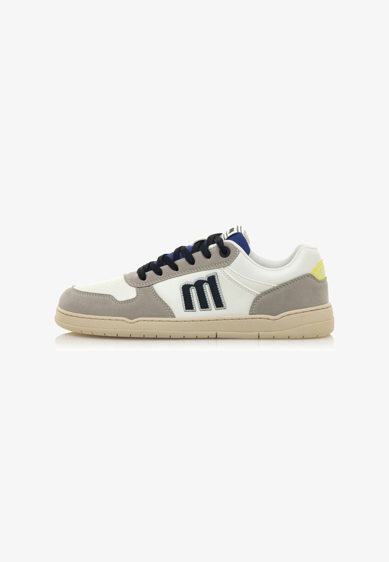 Zapatillas blancas y grises con una suela beige, cordones azules y un emblema negro. Presentan texturas de ante y cuero con un diseño moderno.