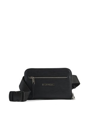 Zwarte, gestructureerde rechthoekige heuptas met ritsvak aan de voorkant, verstelbare riem en metalen "Antony Morato" logo aan de voorkant.