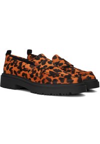 Slangenprint instap schoenen met een oranje en zwarte kleurenschema, voorzien van een gestructureerde bovenkant en een dikke zwarte rubberen zool.