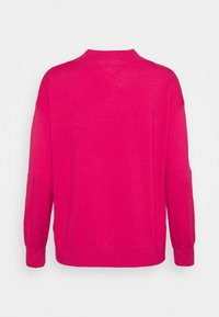 Fuchsiafarbener Strickpullover mit rundem Ausschnitt, eingesetzten Schultern und gerippten Bündchen. Glatte Textur, minimale Nähte, Rückansicht dargestellt.