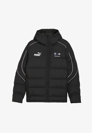 Mustmustest tikkja kape ja kapuutsiga, millel on valged aktsendid ja logod Puma ja BMW Motorsport. Paks, vatitud disain soojustamiseks.
