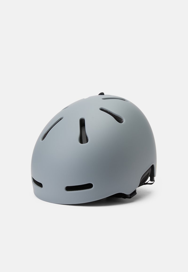 Pelēks ķivere ar matētu apdari, apaļu formu, vairākiem ventilācijas atvērumiem un regulējamām siksnām. Izstrādāta drošībai un komfortam.