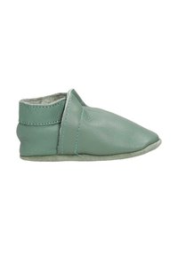 Chaussure en cuir vert avec une pointe arrondie, semelle en daim souple, design minimaliste et coutures contrastées le long de la couture supérieure.