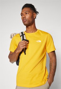 The North Face M SS SIMPLE DOME TEE - Bluză sport - summit gold
