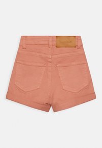 Calções de ganga rosa com bainha dobrada, apresentando dois bolsos traseiros e um patch de marca em pele na cintura. Textura suave e corte ajustado.