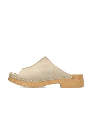 Sabots en daim beige avec un dos ouvert, une plateforme en bois et des clous dorés décoratifs le long du bord supérieur. Texture lisse et forme arrondie.