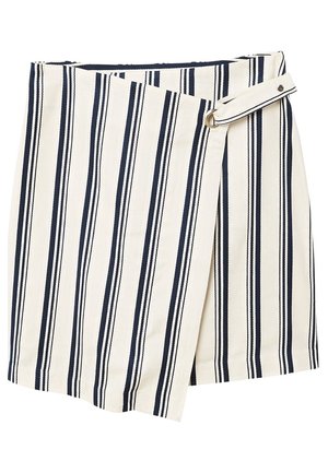Biała i granatowa spódnica kopertowa w pionowe paski z detalem w postaci srebrnego pierścienia i guzika w pasie.