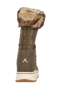 Brun vattentät känga med en krage av konstpäls, slät textur och kontrasterande vit sula. Har en diamantlogotyp och stickade detaljer.